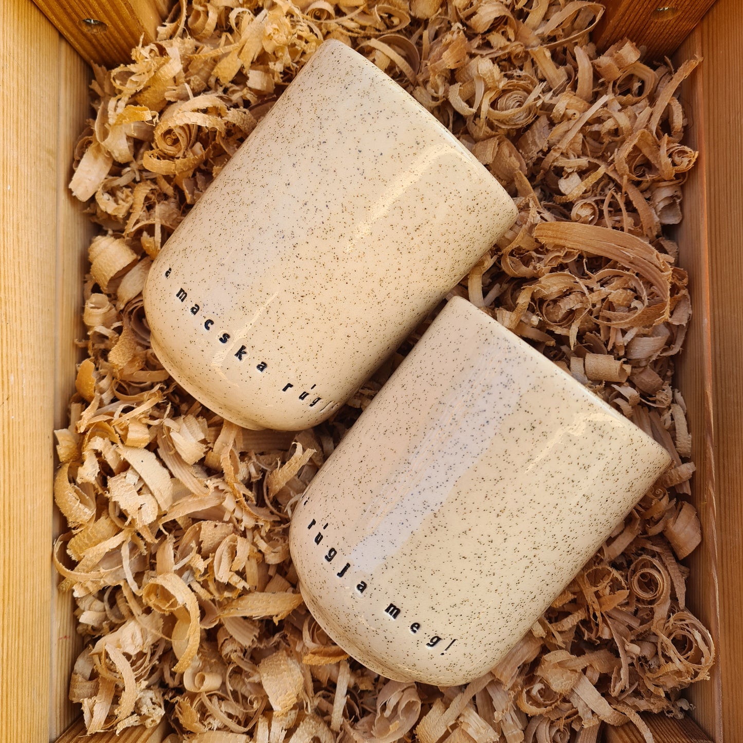 Feliratos poharak és csészék