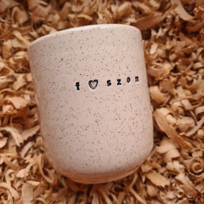 Feliratos poharak és csészék