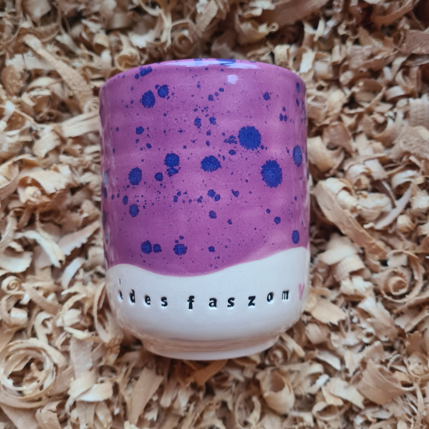 Feliratos poharak és csészék