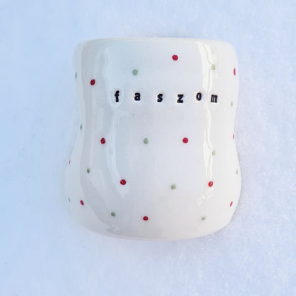 Feliratos poharak és csészék